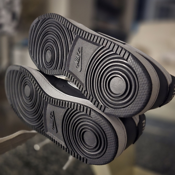 Nike Men's Black and White Sneakers - Picture 7 of 16